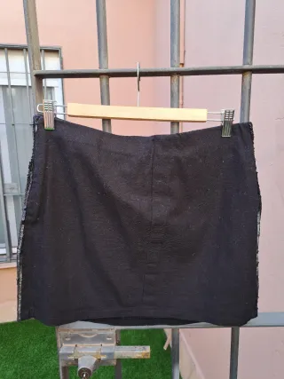 Falda negra corta con abalorios