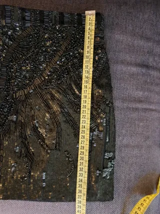 Falda negra corta con abalorios