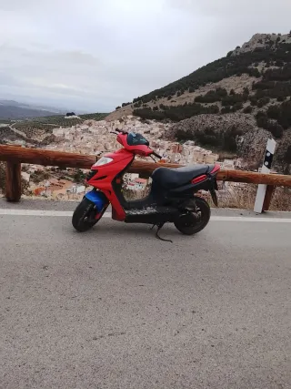 moto roja Suzuki katana