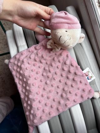 Peluche bebé rosa con sonajero