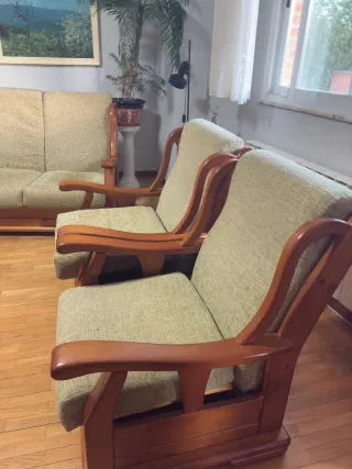 Sofá y sillones de madera y tela