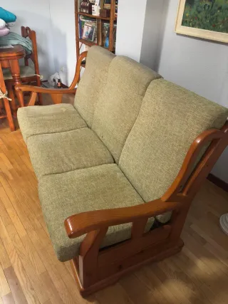 Sofá y sillones de madera y tela
