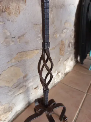 Candelabro trípode alto forjado