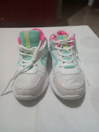 Zapatillas deportivas blancas y rosas