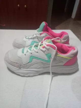 Zapatillas deportivas blancas y rosas