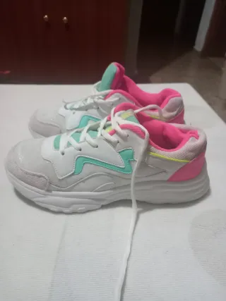 Zapatillas deportivas blancas y rosas