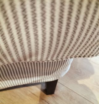 Dos sillones de rayas blancas y grises