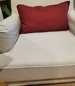 Dos sillones de rayas blancas y grises