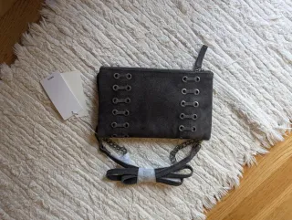 Bolso Mango ante gris con cadenas
