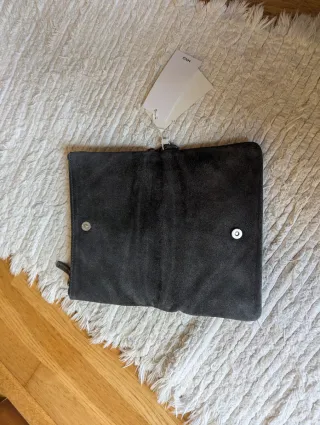 Bolso Mango ante gris con cadenas