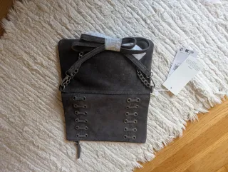 Bolso Mango ante gris con cadenas