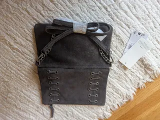 Bolso Mango ante gris con cadenas