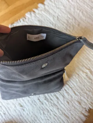 Bolso Mango ante gris con cadenas