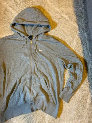 Sudadera Nike gris con cremallera Y2K