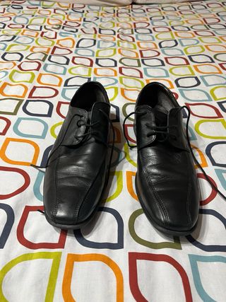 Zapatos Clarks de vestir. Negros Hombre