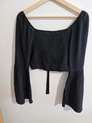 Crop top negro manga acampanada