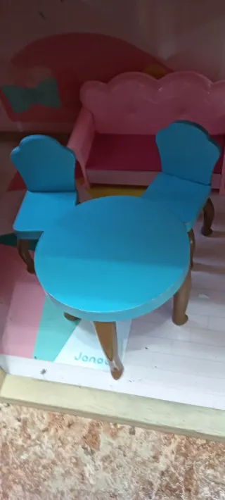 Casa de muñecas de madera con accesorios no sé des