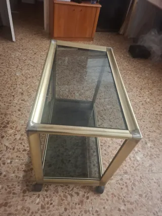 Mesa auxiliar cristal y metal dorado
