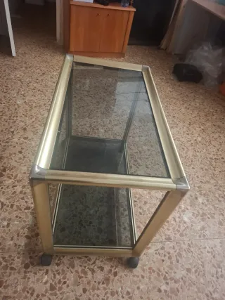Mesa auxiliar cristal y metal dorado