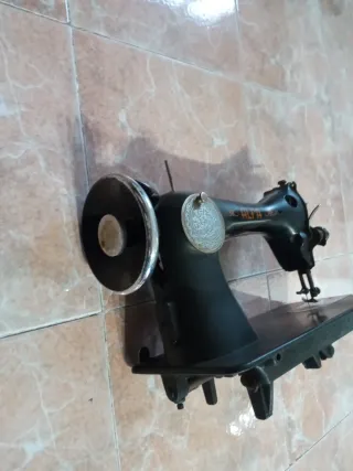 Máquina de coser Alfa antigua