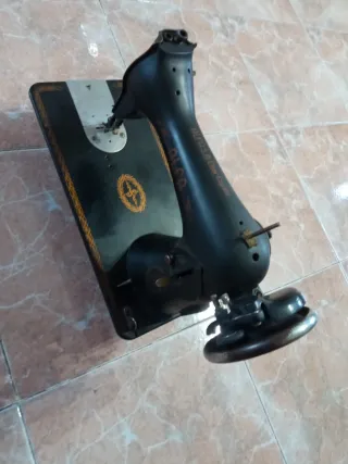 Máquina de coser Alfa antigua