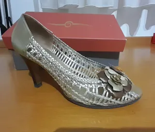 Zapatos de tacón Rebecca Sanver dorados/plateados