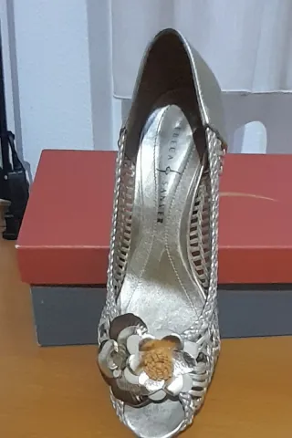 Zapatos de tacón Rebecca Sanver dorados/plateados