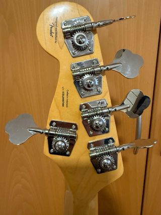 Bajo Squier CV 70s by Fender de 5 cuerdas.