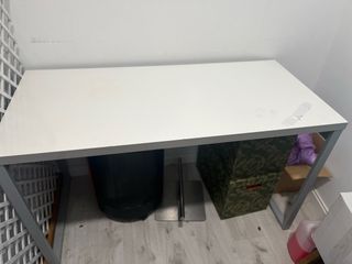 Mesa de escritorio blanca y gris