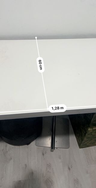 Mesa de escritorio blanca y gris