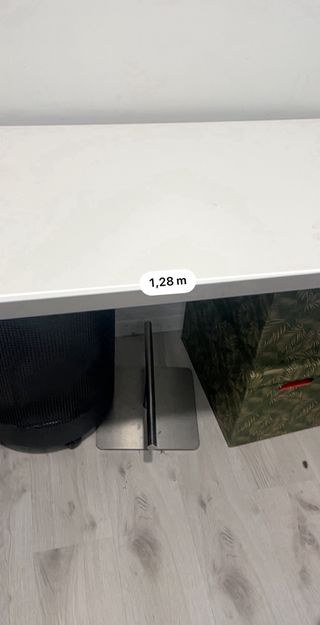 Mesa de escritorio blanca y gris