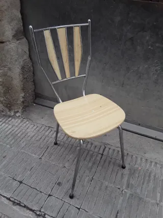 Silla de metal y madera color beige. Vintage