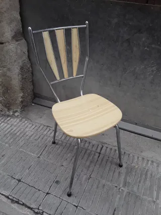 Silla de metal y madera color beige. Vintage