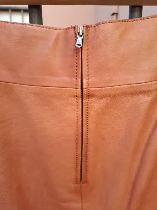 Falda de piel marrón