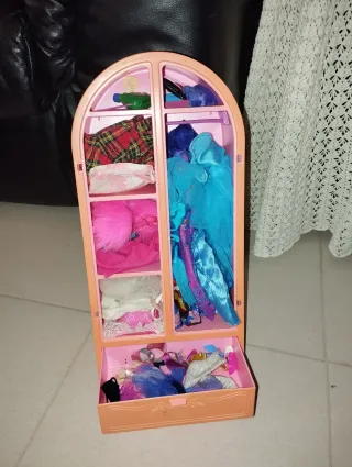 Barbie, Ken, Caniche y Armario con ropa