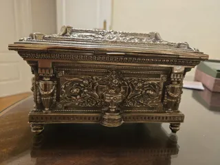 Caja de adorno metálica decorada