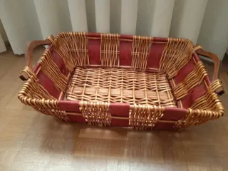 Cesto de mimbre rectangular con asas