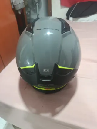 Casco MT Helmets gris y amarillo