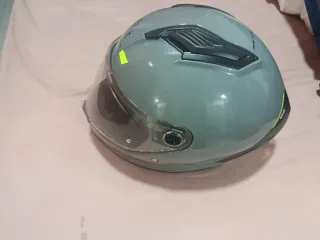 Casco MT Helmets gris y amarillo