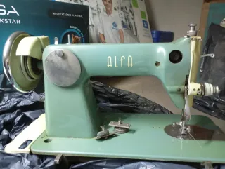 Máquina de coser Alfa antigua