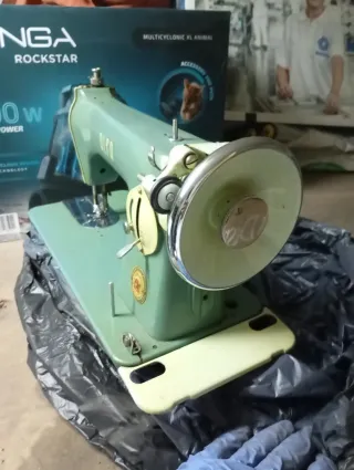 Máquina de coser Alfa antigua