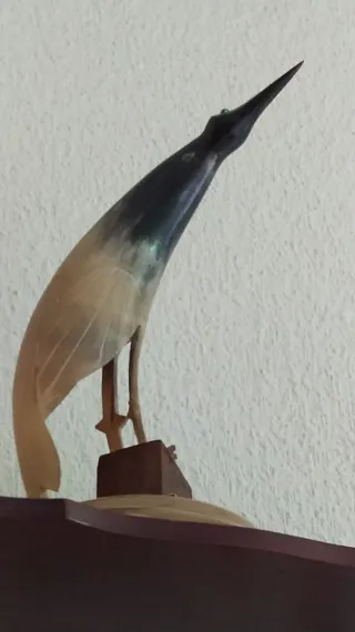 Figura pájaro artesanal cuerno
