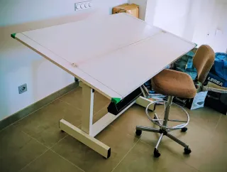 Mesa de dibujo técnico regulable y silla