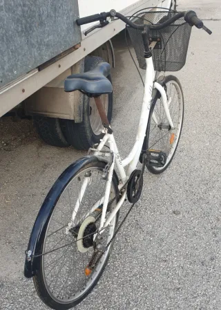 Bicicleta urbana blanca