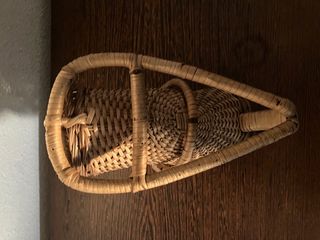 Cesta de mimbre para servir vino