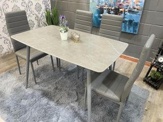 Mesa de comedor gris con 4 sillas acolchadas