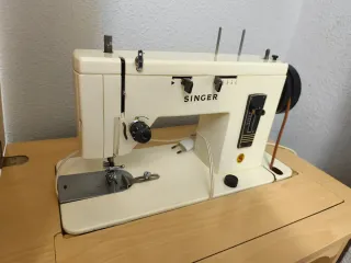 Máquina de coser Singer Beige.Mueble muy bonito.