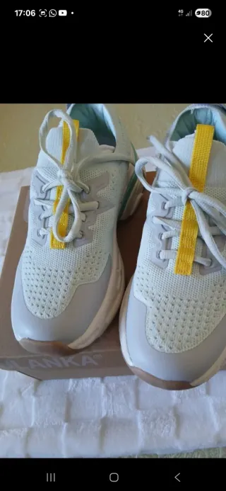 Zapatillas grises y blancas talla 37