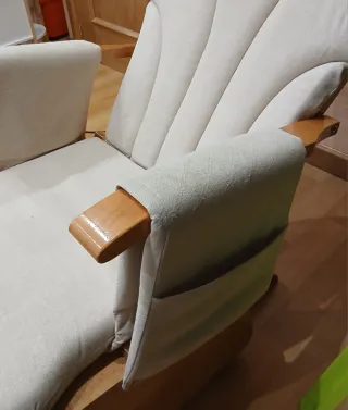 Mecedora con reposapiés beige y madera