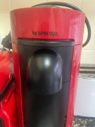 Cafetera Nespresso Vertuo Roja